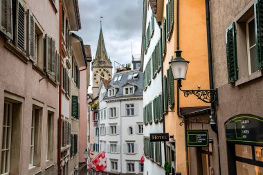 İsviçre, Zürih, 18 Ağustos 2021: Kilise kulesi ve Avrupa 'nın en büyük kilise saati olan Aziz Peter Kilisesi, Eski Kent, Zürih, İsviçre