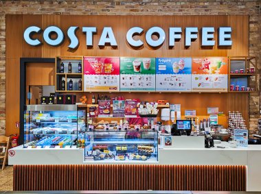 LATVIA, RIGA, JULY, 15, 2024 - Riga, Letonya 'daki Akropole alışveriş merkezindeki Costa Kafe' nin modern iç mimarisi. Dünyanın en büyük ikinci kahve dükkanı zinciri.