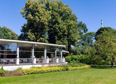 Riga Kanalı yakınında arkasında Özgürlük Anıtı olan güzel bir Kronvalda şehir parkı. Letonya