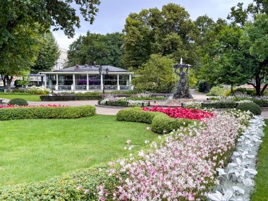 Ulusal Opera Binası yakınlarındaki Aspazijas Bulvarı 'nda bulunan fıskiyeli güzel çiçek açan yaz parkı. Riga. Letonya