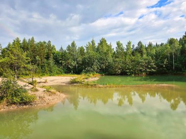 Lackrogs Gölü turkuaz suyu olan bir göldür. Su bu rengi alır çünkü göl, kireç taşının çıkarıldığı bir taş ocağında bulunur. Renda, Letonya
