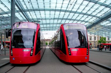 SWitzERLAND, BERN, AUGust, 15, 2021: Bern tramvay ağı İsviçre 'nin başkenti Bern' de bulunan toplu taşıma sistemidir..