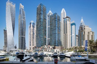 BAE, DUBAI, NOVEMBER, 12, 2021: Dubai Marina 'daki modern gökdelenler set geçidi, oteller, dükkanlar ve Dubai dere limanı, Ras al Khor, Dubai, BAE.