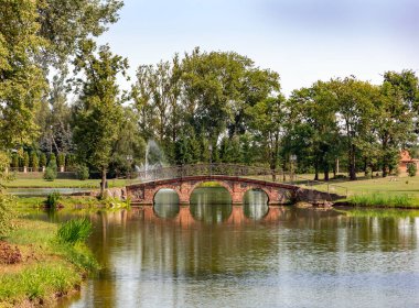 Sodeliskiu dvaras, Birzai, Litvanya 'da gölü ve eski kırmızı tuğlalı köprüsü olan güzel bir park.