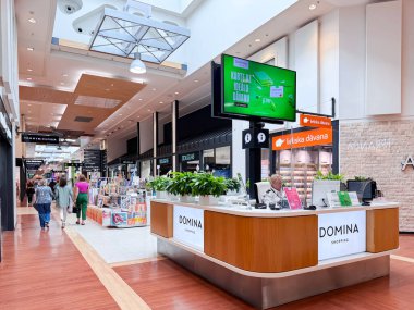 LATVIA, RIGA, JULY, 25, 2024: Daha iyi ışıklandırma için camdan tavanı ve Domina alışveriş merkezinden alışveriş için farklı butikleri olan modern iç mekan, Riga. Letonya