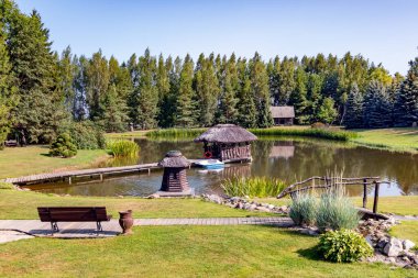 Sodeliskiu dvaras Oteli, Birzai, Litvanya 'da etrafı çam ormanlarıyla çevrili eski ahşap bir köprüye sahip güzel bir park.