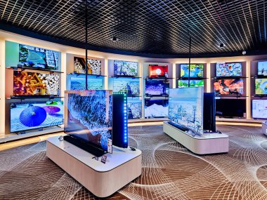 LATVIA, RIGA, 28, HAZİRAN, 2024: Riga, Letonya 'daki SPICE alışveriş merkezinde Samsung' un yeni nesil televizyonlarıyla modern elektronik mağazası