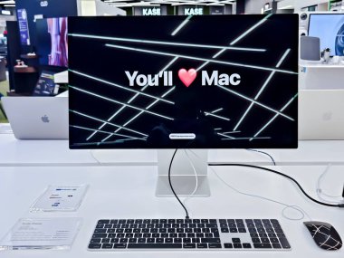 LATVIA, RIGA, 28, JULY, 2024: Yeni Apple Stüdyo Ekranı ile modern elektronik Showroom, Riga, Letonya 'daki alışveriş merkezinde klavye ve fare ile 27