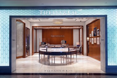 BAE, DUBAI, NOVEMBER, 18, 2021: Dünyadaki en büyük alışveriş merkezi olan Dubai 'deki Tiffany butiği. Birleşik Arap Emirlikleri.