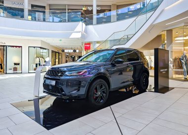 LATVIA, RIGA, 28, JULY, 2024: Land Rover Discovery Sport otomobili, Riga 'daki Spice alışveriş merkezinde satışa sunuldu. Letonya. 