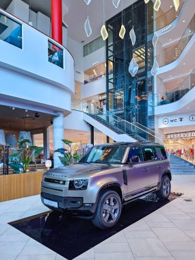 LATVIA, RIGA, 28, JULY, 2024: Land Rover Defender 130 araba, Riga 'daki Spice alışveriş merkezinde satışa sunuldu. Letonya. 