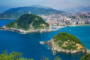 İspanya, SAN SEBASTIAN, MAYIS, 10, 2018: Biscay Körfezi, San Sebastian, Donostia, İspanya 'nın Urgueldo ve Santa Clara adalarını görmek