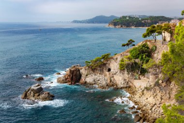 Lloret de Mar 'da kayalık kıyıları olan Akdeniz popüler Costa Brava, Katalonya, İspanya' da yer almaktadır. Sahildeki inanılmaz kayalık deniz manzarası.