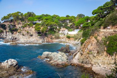 İspanya, Katalonya, Lloret de Mar, 15 Eylül 2021: Popüler Costa Brava, Katalonya, İspanya 'da Lloret de Mar kayalıkları arasında küçük bir sahil.