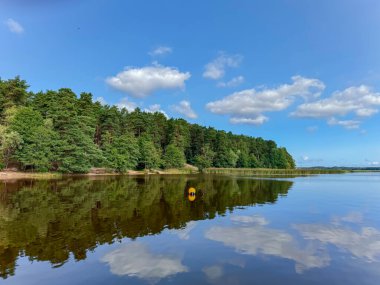Güzel Kisezers Gölü 'nün üzerinde küçük kümülüs bulutları olan mavi gökyüzü manzarası Baltık Denizi' ndeki en büyük tatlı su göllerinden biri. Riga, Letonya