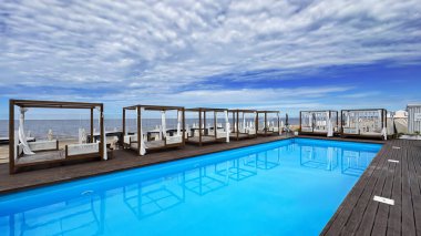 Letonya 'nın Bulduri, Jurmala bölgesinde Baltık Denizi kıyısında sıcak çardakları ve yüzme havuzları olan dinlenme alanı.. 