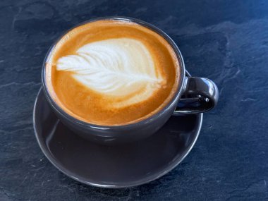 Bir fincan sütlü mikro köpüklü sütlü sütlü latte üst görünümü.