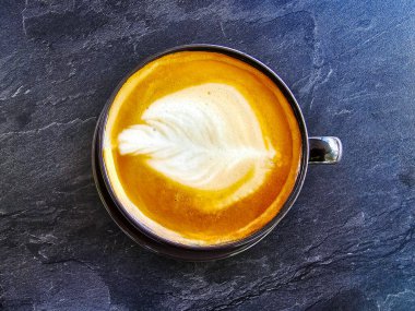 Bir fincan sütlü mikro köpüklü sütlü sütlü latte üst görünümü.
