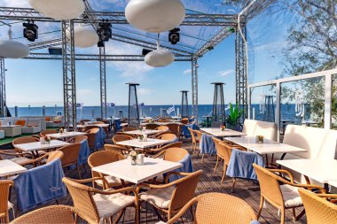 LATVIA, RIGA, AUGust, 25, 2024: Jurmala, Majori 'de Baltık Denizi manzaralı Piji restoranının yazlık verandasının modern iç mimarisi