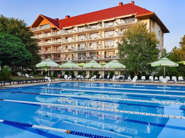 Polonya, Mikolajki, 28 Ağustos 2024: Polonya 'nın Golebiewski otelinde güneşli dinlenme alanlarında soğuk temiz suyla açık hava yüzme havuzu