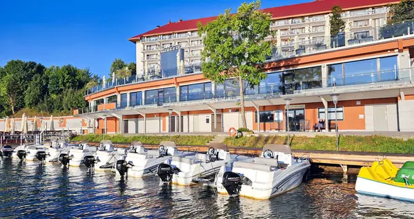 Polonya, Mikolajki, 28 Ağustos 2024: Polonya Mikolajki kasabası Golebiewski oteli yakınlarındaki tekne ve scooterlar için Marina Gölü 'nde. Polonya 'nın en büyük otel zinciri.