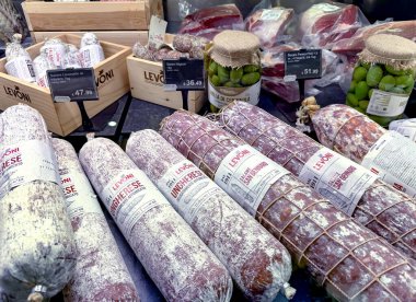LATVIA, RIGA, SEPTEMBER, 11, 2024: İtalyan sertifikalı Levoni şarküteri etleri İtalya 'da doğmuş, yetiştirilmiş ve işlenmiş domuzlardan gelen kaliteli etlerden doğar. Riga, Letonya