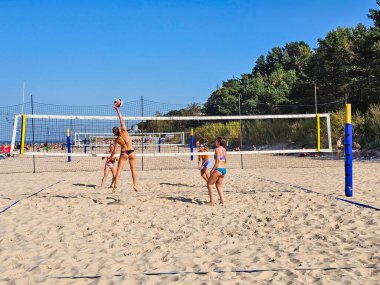 LATVIA, JURMALA, AĞUSTOS, 25, 2024: Jurmala, Letonya 'da Baltık Denizi kıyısındaki kumsal voleybolu