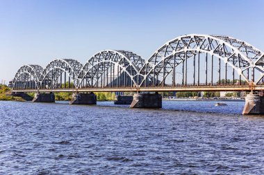 Letonya 'nın başkenti Riga' daki Daugava Nehri 'nin karşısındaki ana demiryolu köprüsü..