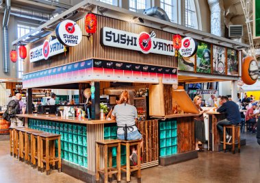 LATVIA, RIGA, 20, SEPTEMBER, 2024: Riga, Letonya 'daki Riga Merkez Pazarı' nda Asya mutfağı ile Karşı Suşi Yami