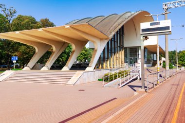 LATVIA, JURMALA, 18, EPTEMBER, 2024: Dubulti Demiryolu İstasyonu Jurmala, Letonya. Riga 'dan Jurmala' ya demiryolu. Jurmala, Letonya 'da ünlü bir turizm beldesi.