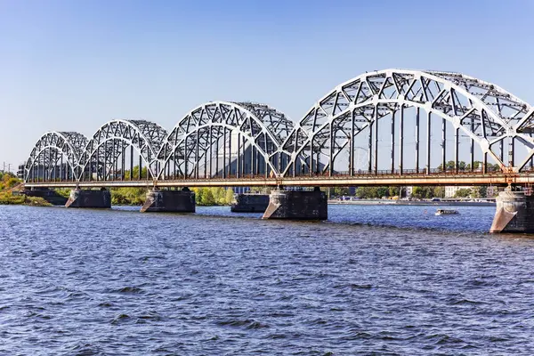 Letonya 'nın başkenti Riga' daki Daugava Nehri 'nin karşısındaki ana demiryolu köprüsü..