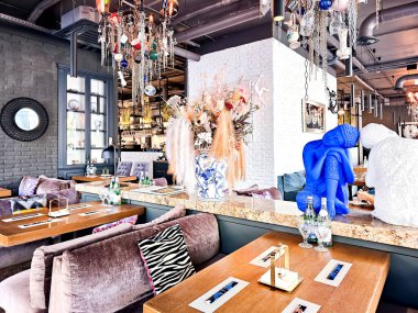 LATVIA, RIGA, 20, SEPTEMBER, 2024: Riga, Letonya 'da Gan Bei adlı Asya mutfağı restoranının birçok farklı dekoruyla ilginç bir iç mekan