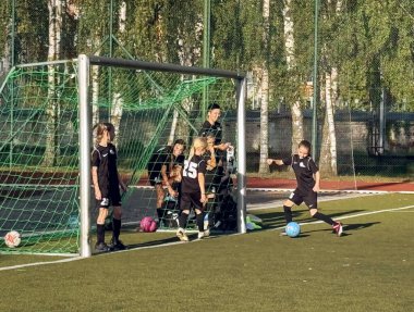 LATVIA, RIGA, 20, SEPTEMBER, 2024: Letonya 'nın Riga kentindeki yapay saha futbol sahasında kız futbol takımı eğitimi