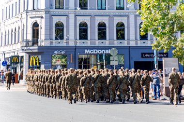 LATVIA, RIGA, SEPTEMBER, 20, 2024: Letonya ordusu askerleri Letonya 'nın başkenti Riga Old Town' daki Özgürlük Anıtı yakınlarında yürüyüş yaptılar.