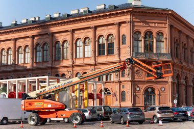 LATVIA, RIGA, SEPTEMBER, 22, 2024: Riga Eski Kasabası, Letonya 'daki Dome Meydanı' ndaki ahşap yapıları söken belediye taşımacılığı