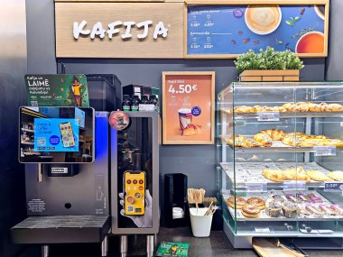 LATVIA, RIGA, 25, EPTEMBER, 2024: Narvesen dükkanında farklı hamur işleri ve fast food atıştırmalıkları ile kahve. Fast food konseptini kullan. Teslimat konseptini kaldır.