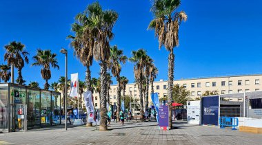 İspanya, BARCELONA, SEPTEMBER, 25, 2024: Barceloneta, Barcelona 'daki Plaza del Mar, Katalonya, İspanya, Avrupa. 