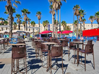 İspanya, BARCELONA, SEPTEMBER, 25, 2024: La Barceloneta plajı, Barcelona, Katalonya, İspanya, Avrupa 'da kafelerin açık verandaları ile Plaza del Mar. 