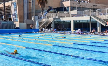 İspanya, BARCELONA, 25 Eylül 2024: Barcelona, İspanya 'da Barceloneta sahiline yakın açık hava yüzme havuzu.