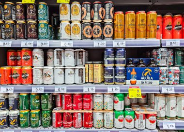İspanya, BARCELONA, SEPTEMBER, 25, 2024: İspanya 'nın Barcelona kentindeki bir İspanyol süpermarketinin raflarındaki alüminyum kutularda çeşitli bira türleri.