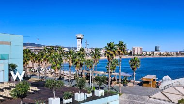 İspanya, BARCELONA, SEPTEMBER, 25, 2024: Barceloneta gezinti alanı ve Akdeniz manzarası W Hotel Barcelona, Katalonya, İspanya. 