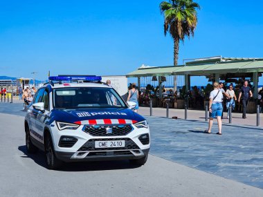 İspanya, BARCELONA, SEPTEMBER, 25, 2024: İspanyol belediye polisi veya Barcelona Barceloneta rıhtımında düzeni sağlayan Guardia Urbana de Barcelona arabası. İspanya 