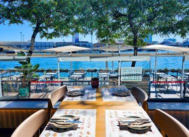 İspanya, BARCELONA, SEPTEMBER, 25, 2024: Port Vell, İspanya 'daki Tapa-Tapa restoranının verandası