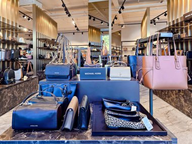 LATVIA, RIGA, 12, ECTOBER, 2024: Stockmann alışveriş merkezinde Michael Kors 'un modern deri çanta ve ayakkabıları. Letonya
