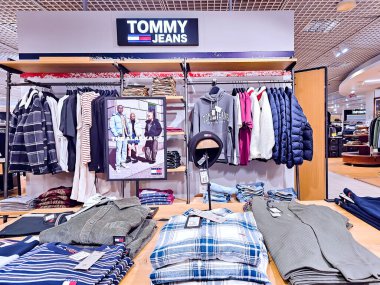 LATVIA, RIGA, 15, ECTOBER, 2024: Spor için Tommy Jeans giyim mağazası ve Riga 'daki Stockmann alışveriş merkezinde aktif yaşam tarzları. Letonya
