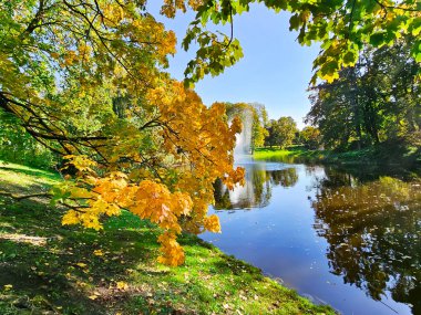 Kronvalda Parkı 'nda, Riga, Letonya' da bir çeşmeyle birlikte sonbaharın ilk yıllarının parlak renkleri.