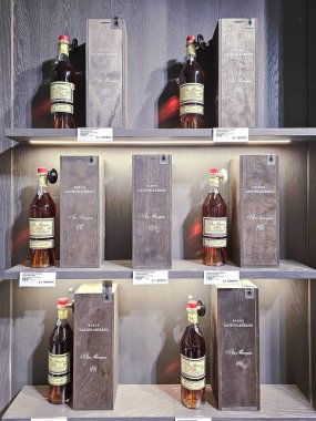 LATVIA, RIGA, OCTOBER, 25, 2024: Baron Gaston Legrand - Armagnac, Stockmann alışveriş merkezindeki merkezi ekranda mükemmel dengeli tat ve aromayla. Letonya