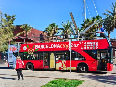 İspanya, BARCELONA, SEPTEMBER, 28, 2024: Barcelona, İspanya 'nın ana manzaralarını görmek için çift katlı açık turist otobüsü.