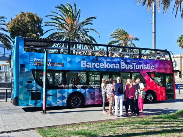 İspanya, BARCELONA, SEPTEMBER, 28, 2024: Barcelona, İspanya 'nın ana manzaralarını görmek için çift katlı açık turist otobüsü.