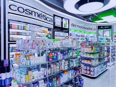 İspanya, Marbella, 28, Mayıs 2024: Marbella, İspanya 'da çeşitli organik kozmetik ürünleriyle modern mağaza içi. Dükkan içi kozmetik konsepti.